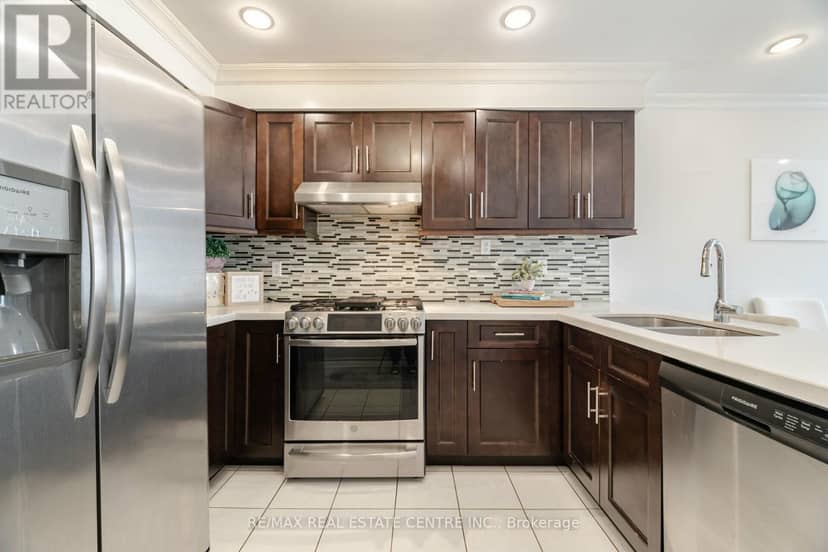2485 Strathmore Crescent N — photo 18 of 40