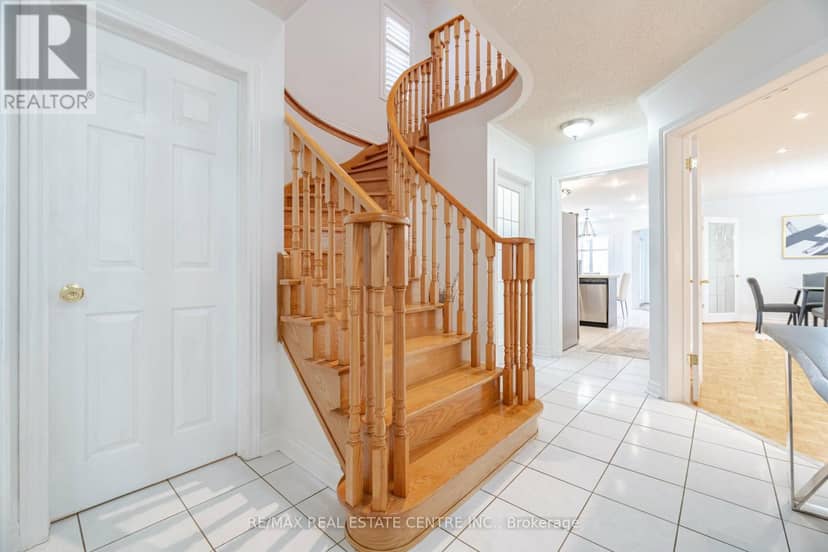 2485 Strathmore Crescent N — photo 25 of 40