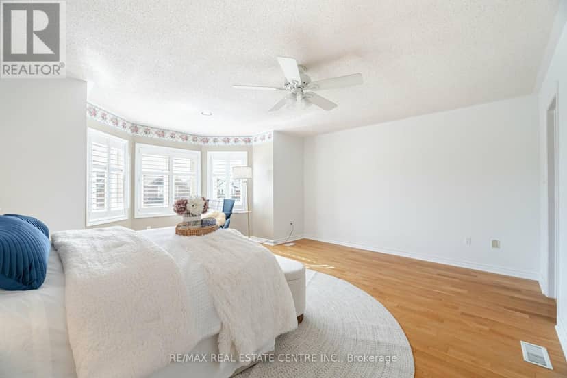 2485 Strathmore Crescent N — photo 29 of 40