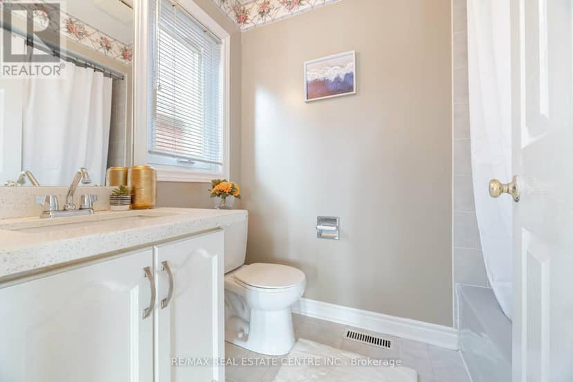 2485 Strathmore Crescent N — photo 30 of 40