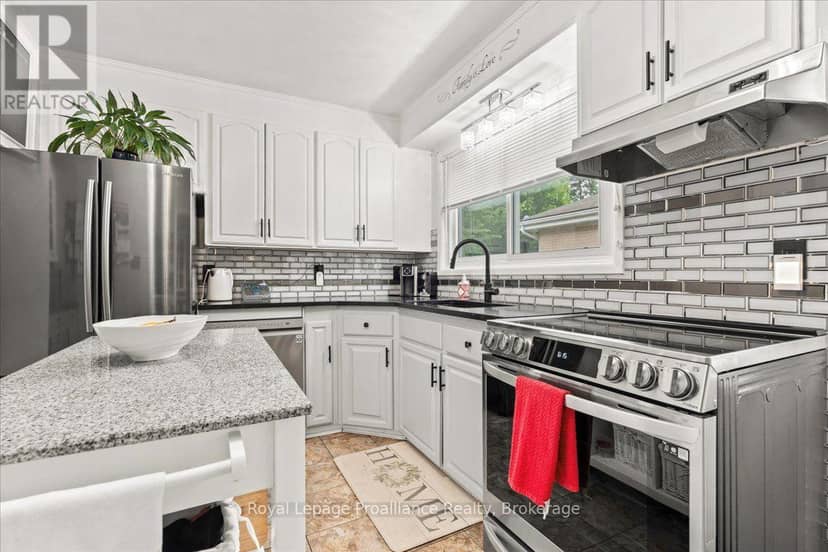 23 Alfred Drive — photo 3 of 32