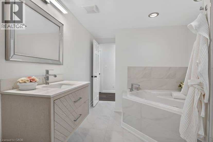 12 BEASLEY Crescent — photo 34 of 40