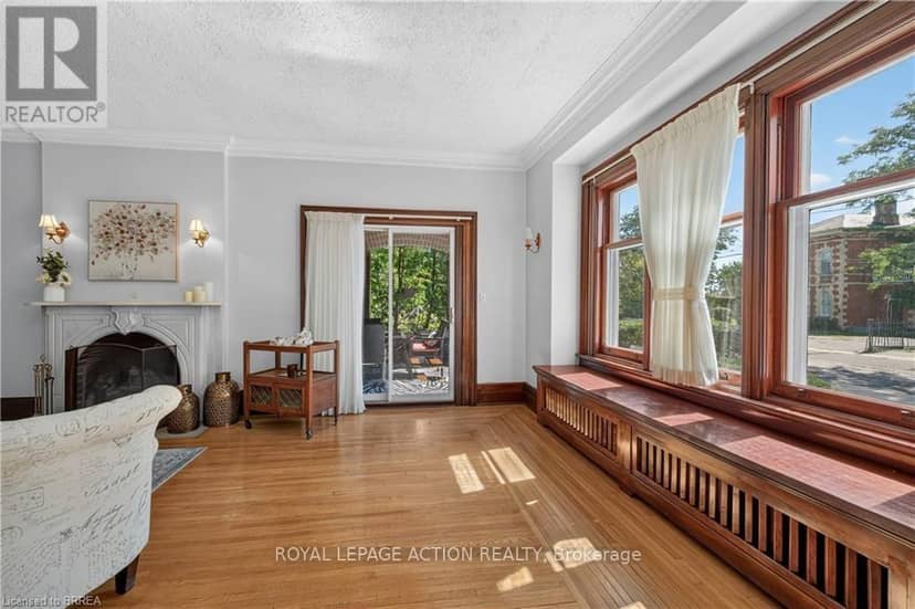 29 Lorne Crescent — photo 10 of 40