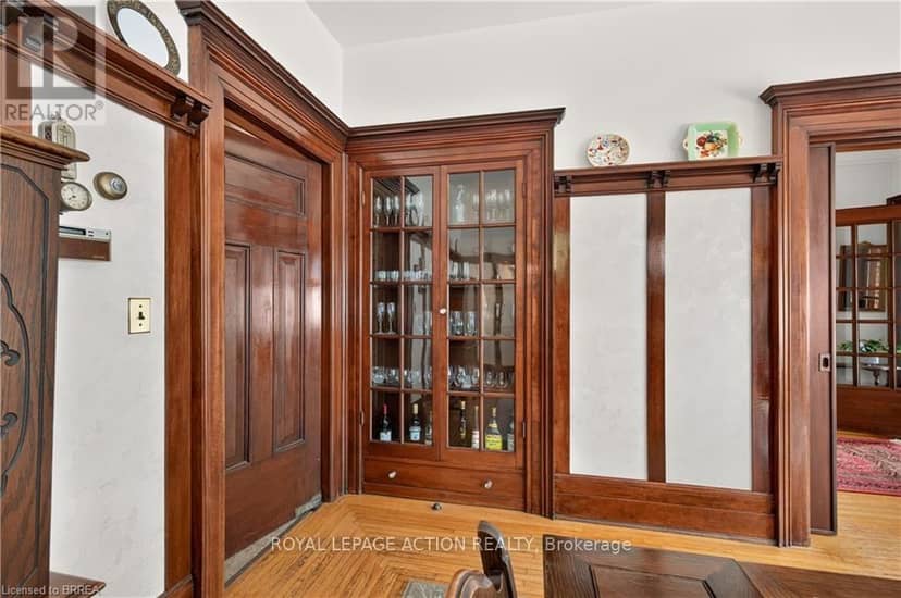 29 Lorne Crescent — photo 13 of 40