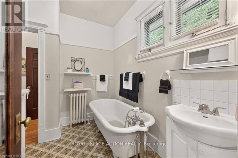 29 Lorne Crescent — photo 24 of 40