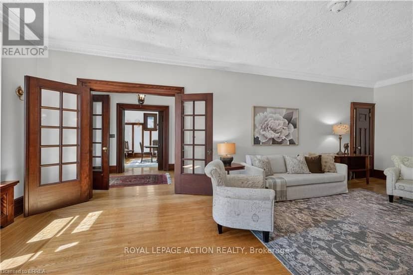 29 Lorne Crescent — photo 8 of 40
