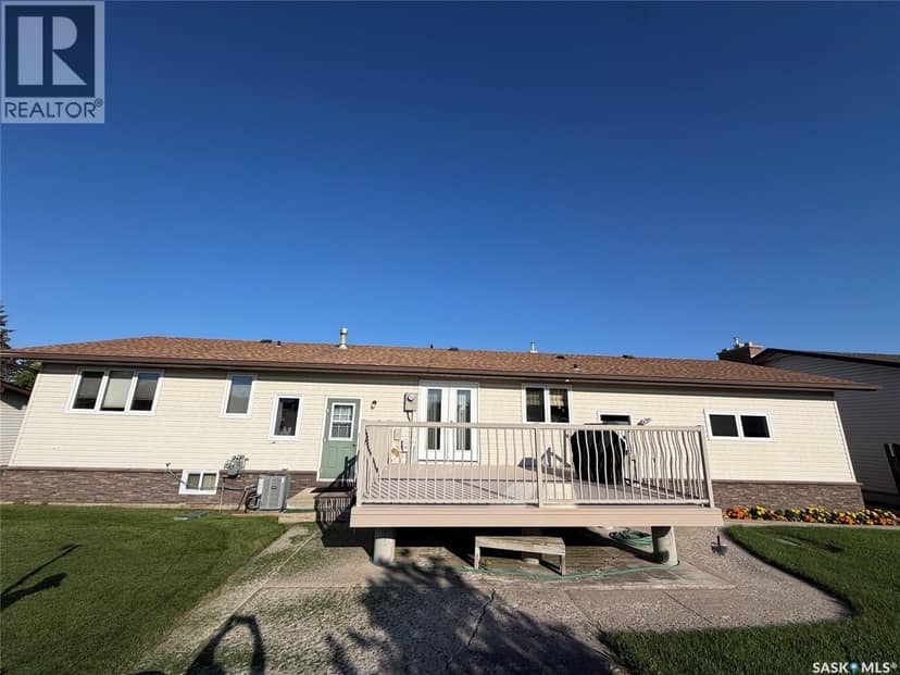 615 Main STREET, Hudson Bay, photo 2