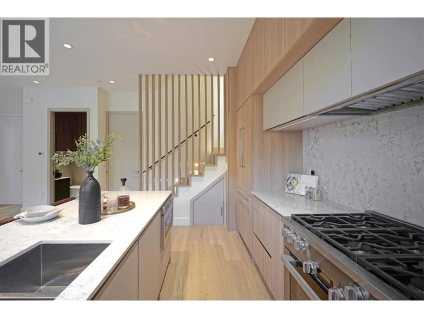 2 3315 W 10TH STREET, Vancouver