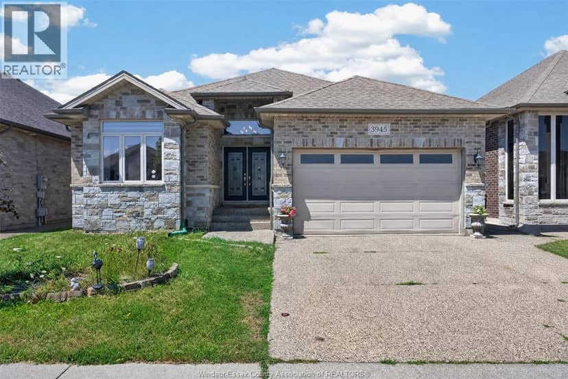 3945 Zanzibar Crescent — photo 3 of 40