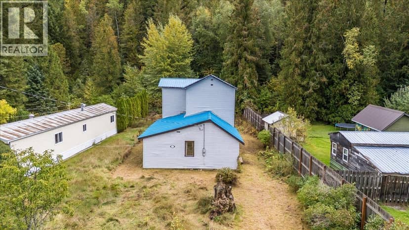 1427 Airport Road, Salmo