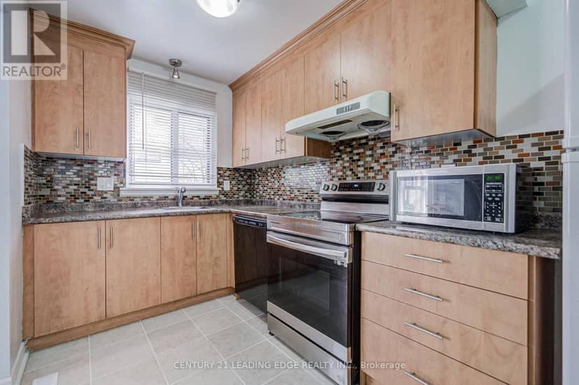 285 - 268 Fleetwood Crescent — photo 21 of 40