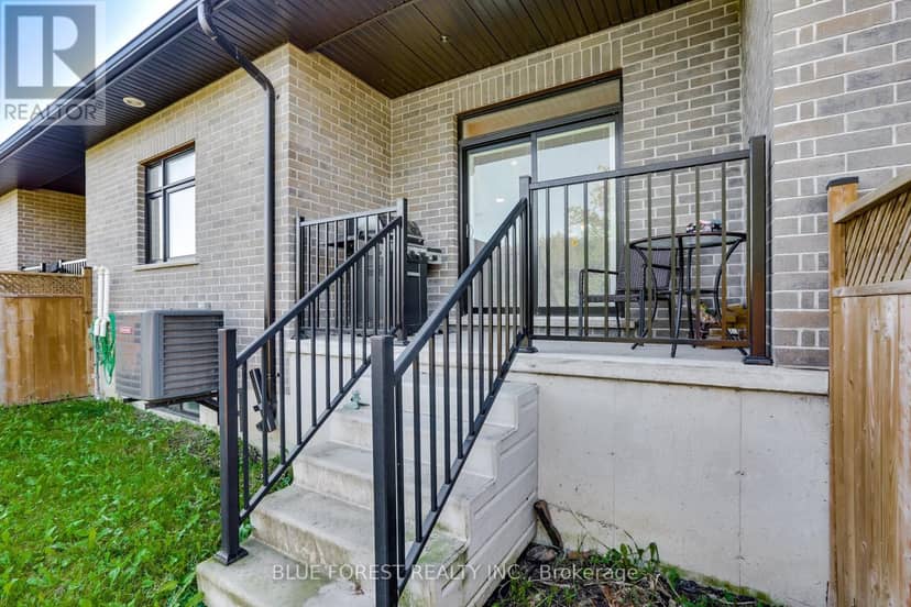 90 Rowe Avenue — photo 16 of 20