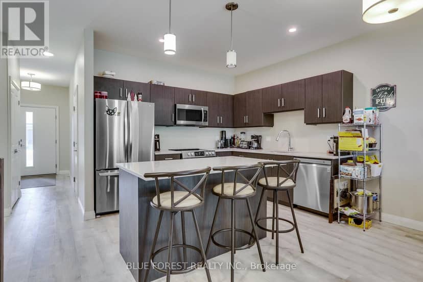 90 Rowe Avenue, South Huron, photo 4