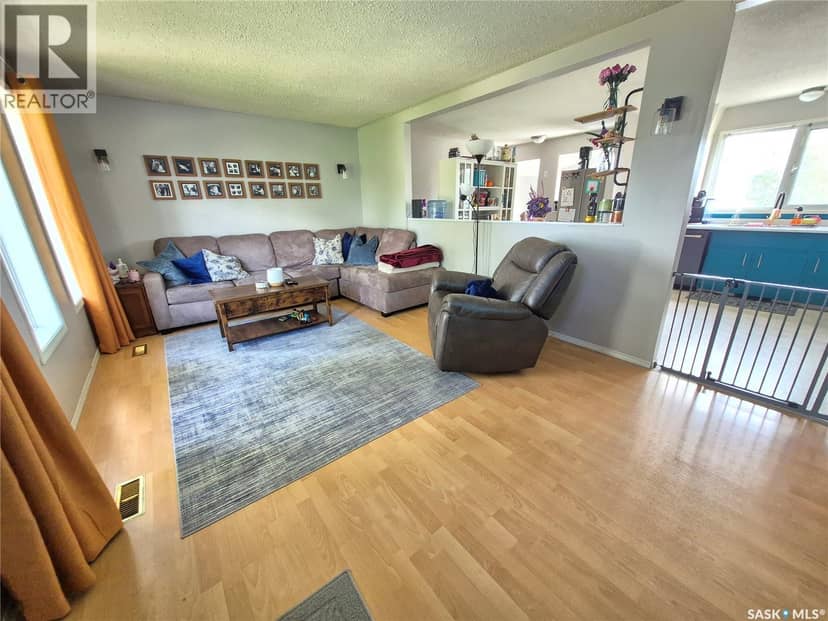 32 Metheral BAY, Weyburn, photo 2