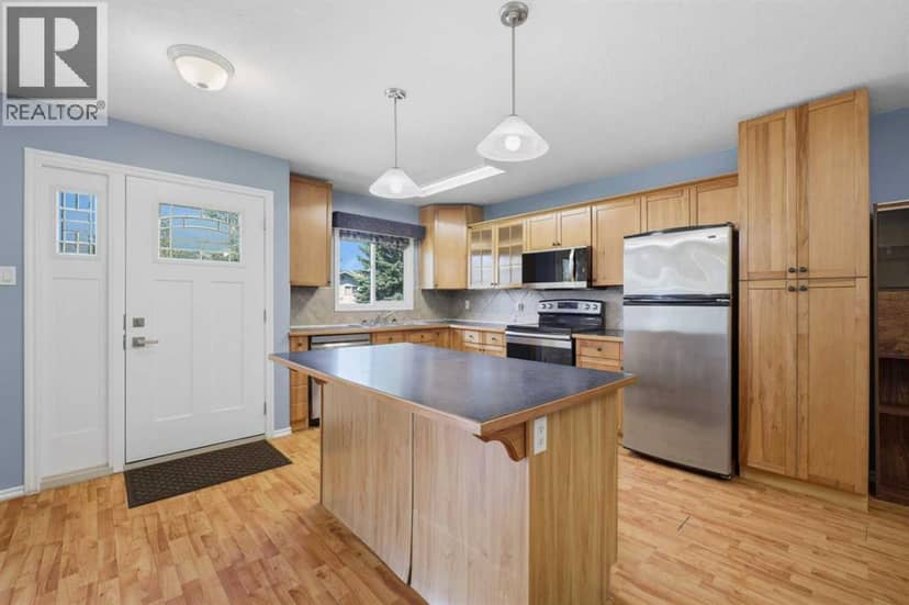 5017 61 Avenue Close — photo 9 of 37