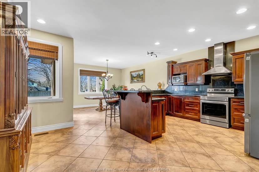 425 Country Club Drive — photo 14 of 40
