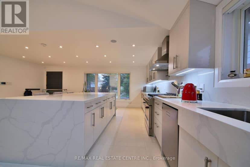 3158 Valmarie Avenue — photo 10 of 40