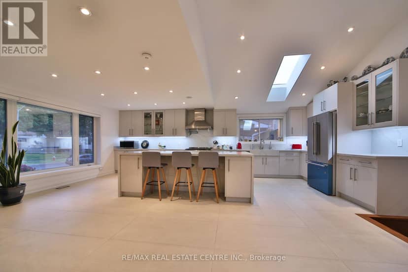 3158 Valmarie Avenue — photo 13 of 40