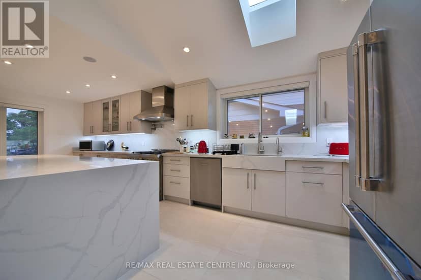 3158 Valmarie Avenue — photo 9 of 40