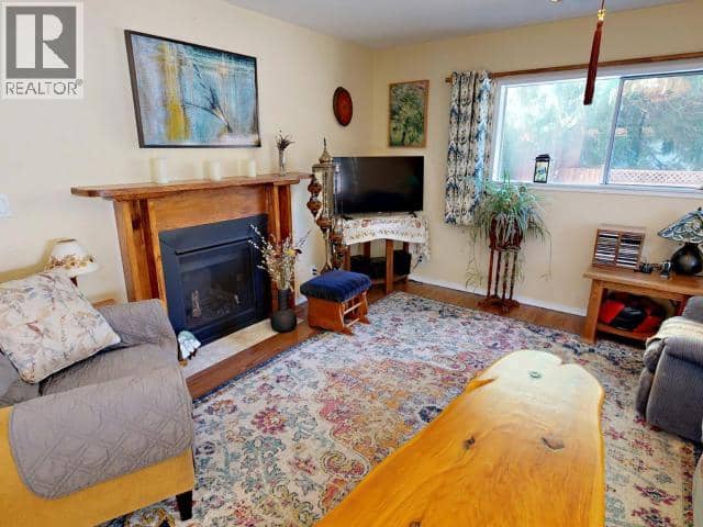 5836 MOWAT AVE, Powell River, photo 2