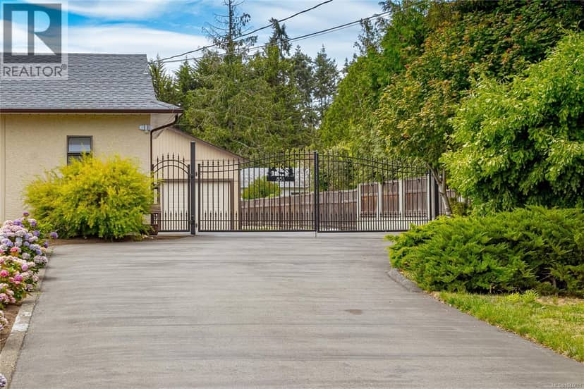 851 Breakwater Rd, French Creek, photo 3