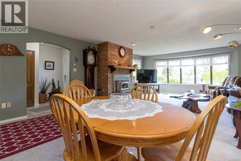 851 Breakwater Rd — photo 11 of 40