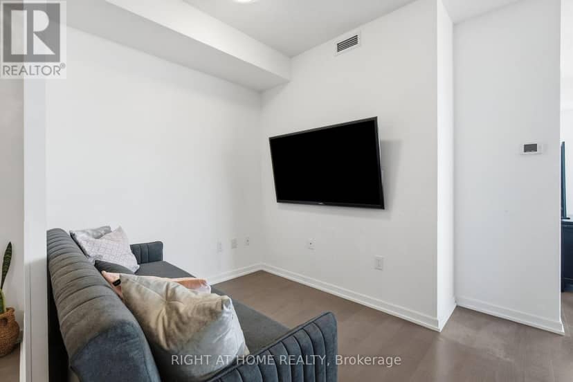 1012 - 70 Forest Manor Road — photo 11 of 37