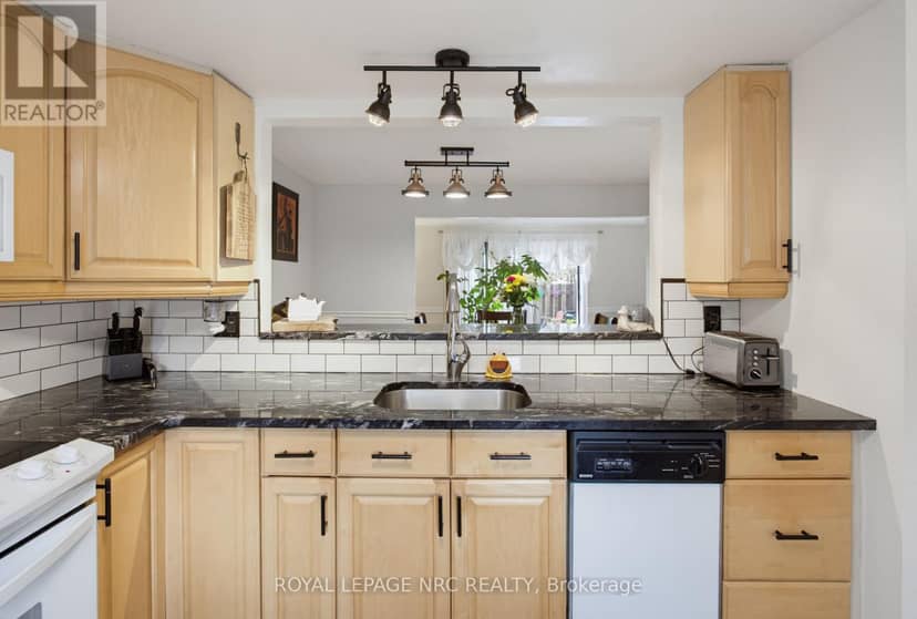 8 - 50 Lakeshore Road — photo 7 of 29
