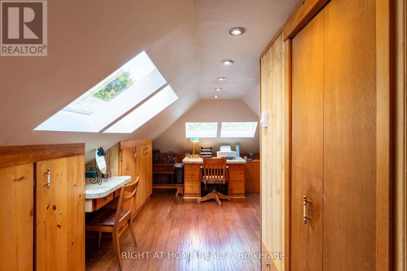 220 Barrie Street — photo 17 of 31