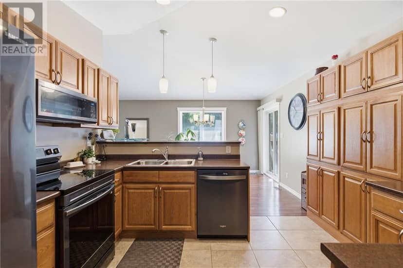 2425 FRONTENAC Street — photo 3 of 23