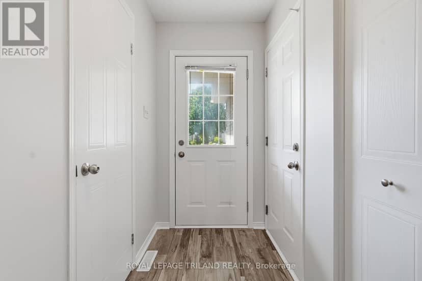 1942 Bloom Crescent, London North, photo 3