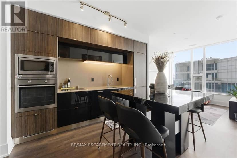 3807 - 10 York Street — photo 11 of 40