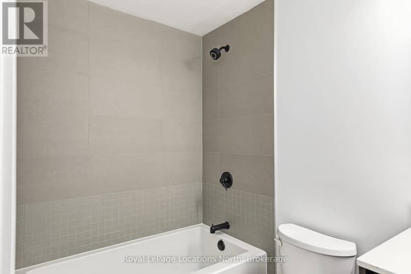 203 - 31 Huron Street — photo 16 of 40