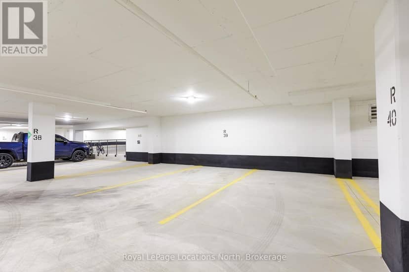 203 - 31 Huron Street — photo 34 of 40