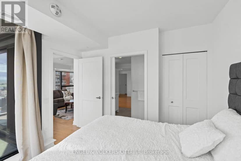 1802 - 180 George Street — photo 19 of 35