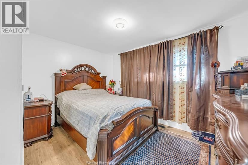 3226 Woodlawn Avenue — photo 15 of 29