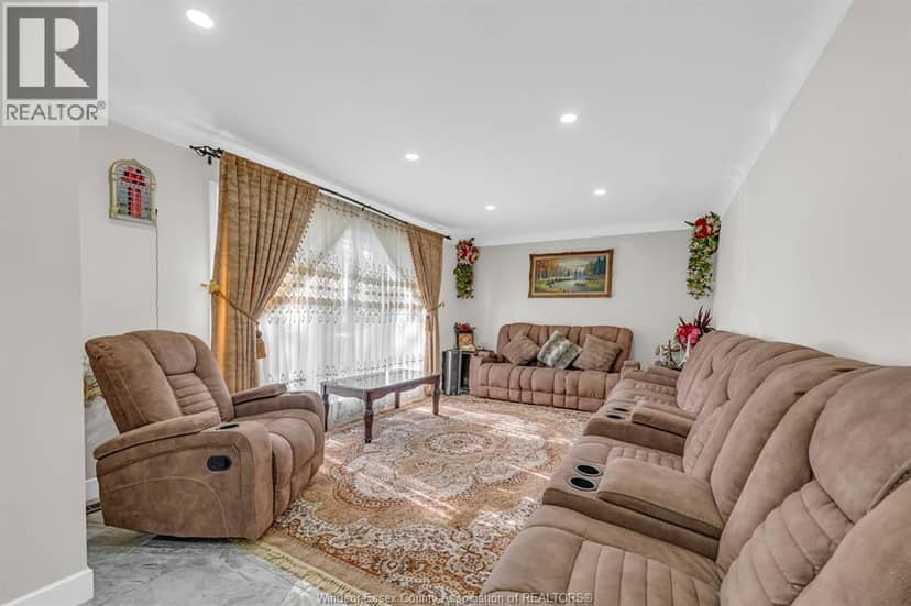 3226 Woodlawn Avenue — photo 6 of 29