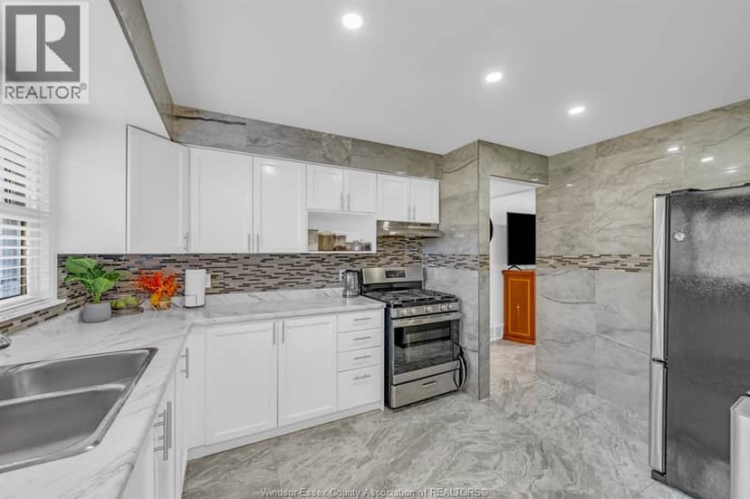 3226 Woodlawn Avenue — photo 9 of 29