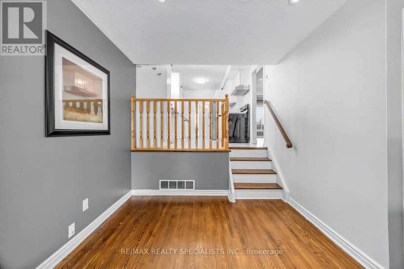16 Langevin Crescent — photo 11 of 39