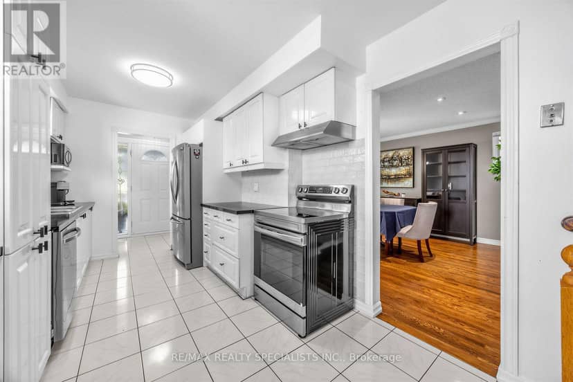 16 Langevin Crescent — photo 13 of 39