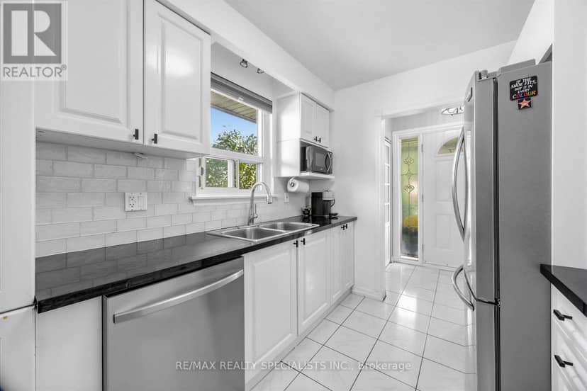 16 Langevin Crescent — photo 15 of 39
