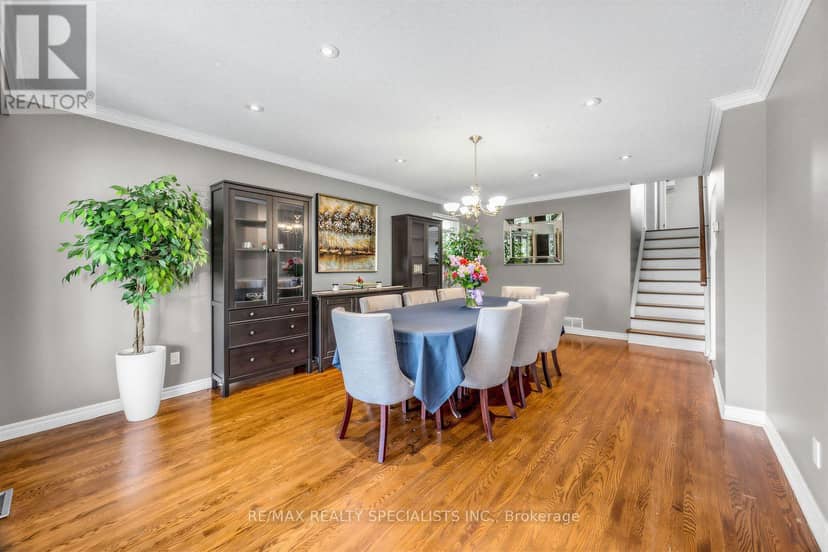 16 Langevin Crescent — photo 18 of 39