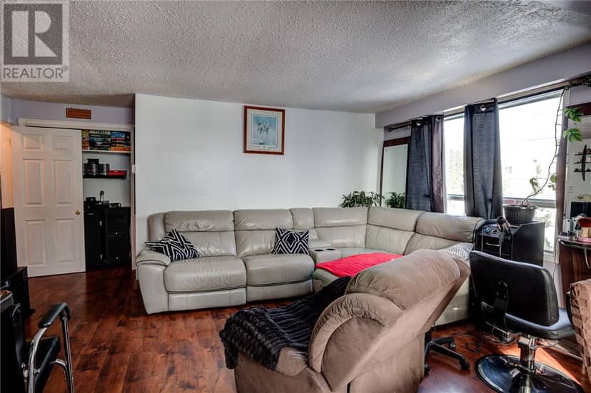 435 CLINTON Avenue — photo 4 of 20