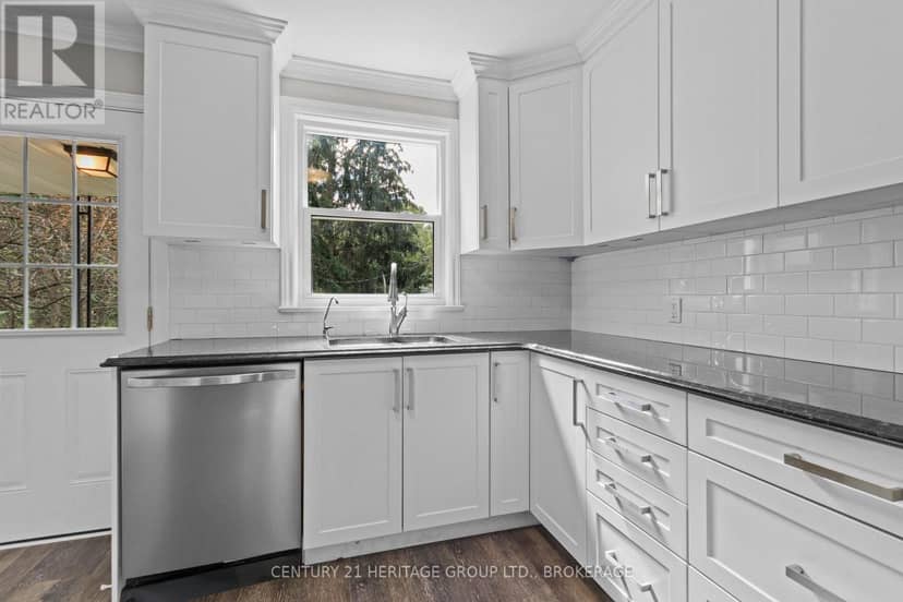 306 Glengarry Road — photo 12 of 40