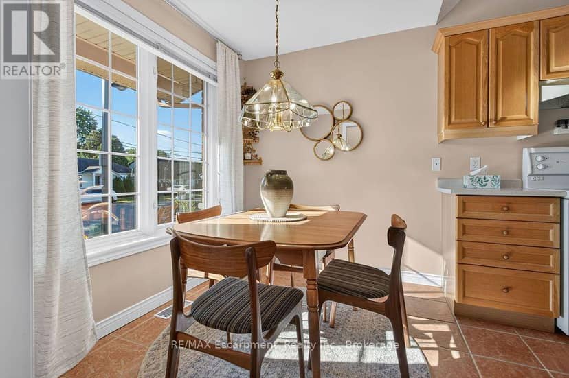 1175 Bellview Crescent — photo 7 of 40