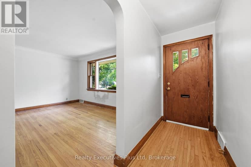 361 Metcalfe Street — photo 4 of 30