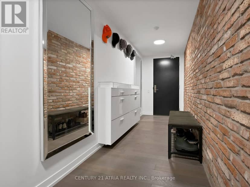 318 - 95 Bathurst Street — photo 2 of 22