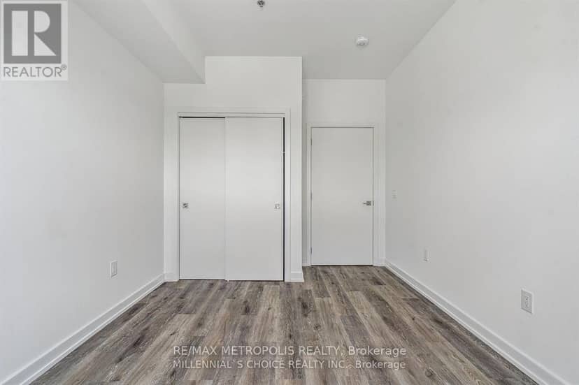 422 - 430 Essa Road — photo 16 of 32