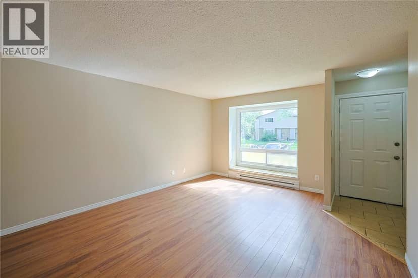 253 Hampton AVENUE — photo 4 of 26