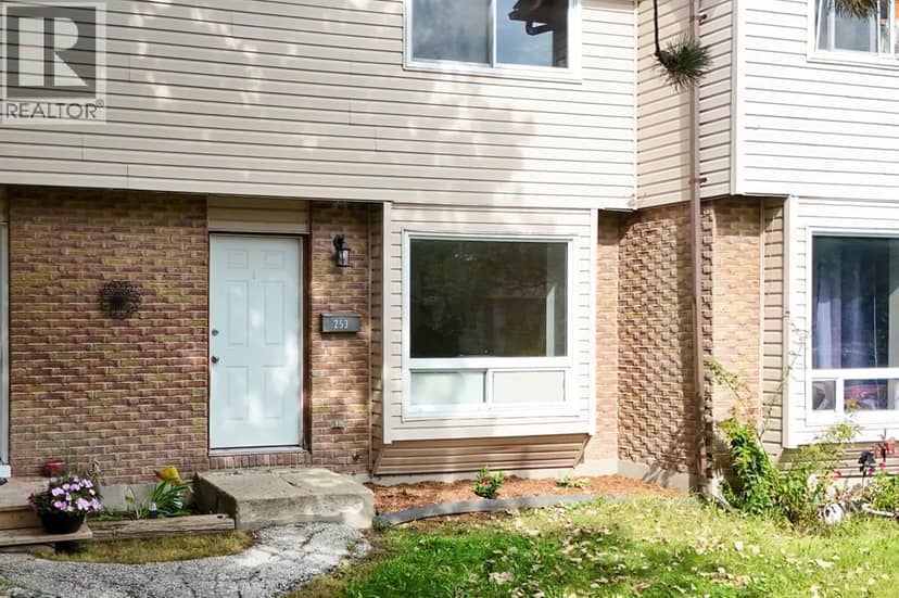 253 Hampton AVENUE — photo 1 of 26